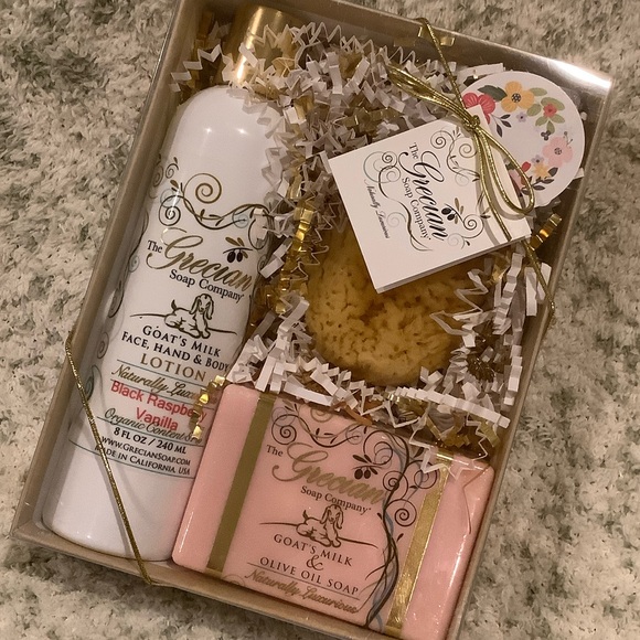 Grecian Soap Co. Scented Black Raspberry Vanilla Bath & Body Gift Set NWT. - Picture 15 of 16